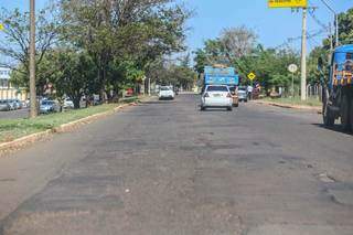 Avenida Marechal Deodoro tem asfalto velho e cheio de remendos, herança de vários tapa-buraco. (Foto: Marcos Maluf)