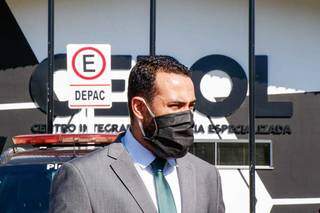 O delegado Carlos Delano usando a máscara adaptada. (Foto: Henrique Kawaminami)
