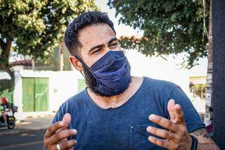 Marcos Maluf usando usando a  máscara adaptada para quem tem barba grande. (Foto: Henrique Kawaminami)
