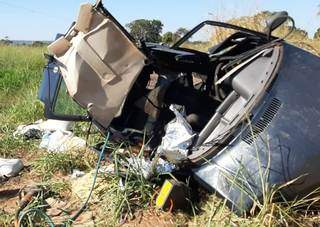 Passageiro morre após carro capotar às margens da BR-262 Passageiro morre após carro capotar às margens da BR-262