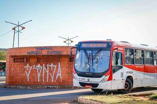 Ônibus do transporte coletivo saindo do terminal General Osório. (Foto: Henrique Kawaminami) 