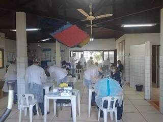 Dia de testagem no Asilo São João Bosco, nesta quarta-feira (Foto: SES/Divulgação)