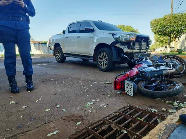 Batida entre Hilux e moto deixa casal ferido; homem est&aacute; em coma