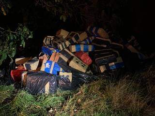 Fardos de maconha estavam escondidos embaixo de árvores. (Foto: Batalhão de Choque)