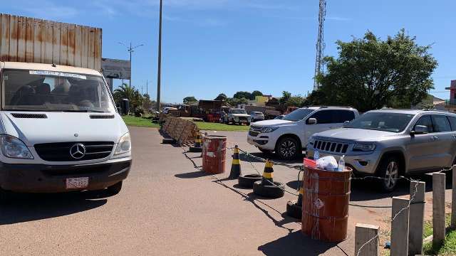 Comerciantes bloqueiam caminh&otilde;es em novo protesto por delivery na fronteira