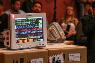 Monitor multiparâmetros exibido durante cerimônia de entrega a municípios do Estado (Foto: Henrique Kawaminami/Arquivo)