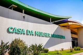 Com machado, facão e foice, homem é preso após quebrar casa e ameaçar família Com machado, facão e foice, homem é preso após quebrar casa e ameaçar família