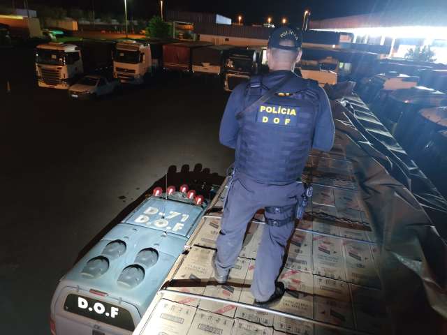 Dupla sai correndo e pol&iacute;cia apreende carga de cigarro de R$ 2 milh&otilde;es