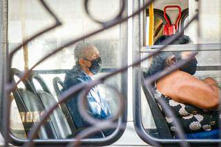 De máscara e de olhos fechados, idoso aguarda a saída do ônibus do coletivo de Campo Grande (Foto: Henrique Kawaminami)