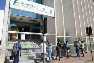 Trabalhadores em frente à sede da Funtrab, localizada no Centro de Campo Grande (Foto: arquivo / Kisie Aionã)