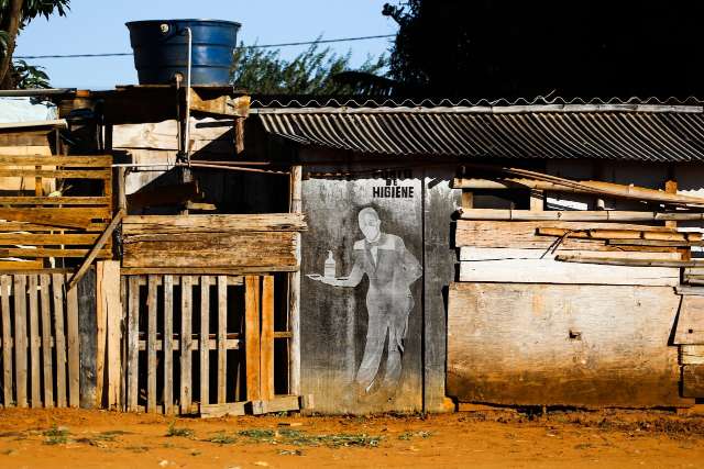Moradores da &quot;S&oacute; por Deus&quot; preferem se isolar na favela do que ir ao hospital