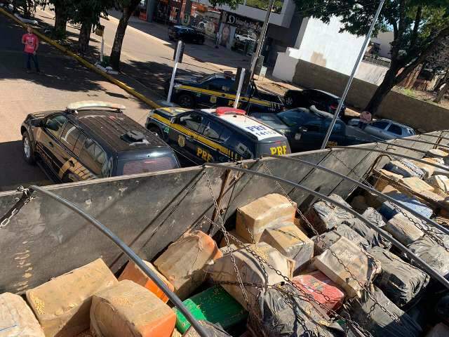 Caminhoneiro contratado por R$ 100 mil &eacute; preso com 22 toneladas de maconha
