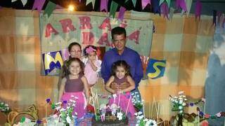 Em festa de aniversário das duas de sete netas e netos. (Foto: Arquivo da Família)