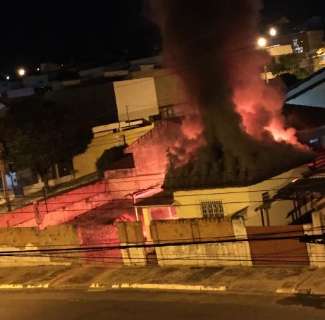 Incêndio consome residência abandonada no Jardim Monte Líbano 