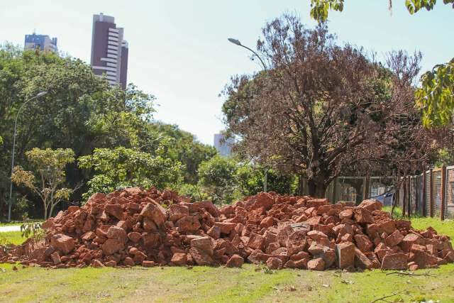 Construtora inicia reparo de R$ 1,2 milh&atilde;o no c&oacute;rrego em pra&ccedil;a na Afonso Pena