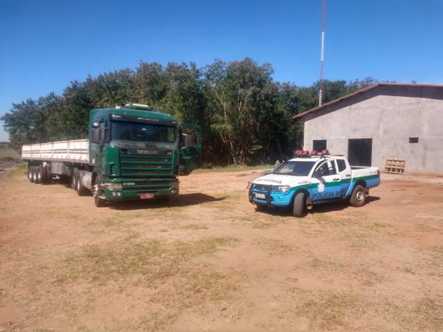 Pol&iacute;cia apreende carreta e descobre dono em cativeiro de quadrilha