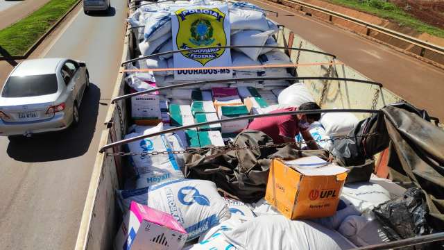 Motorista flagrado com carga milion&aacute;ria de agrot&oacute;xicos &eacute; libertado da pris&atilde;o 