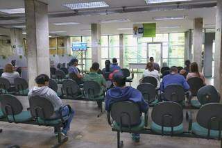 Candidatos em busca de recolocação no mercado de trabalho aguardam atendimento na sede da Funsat. (Foto: Arquivo/Campo Grande News)  