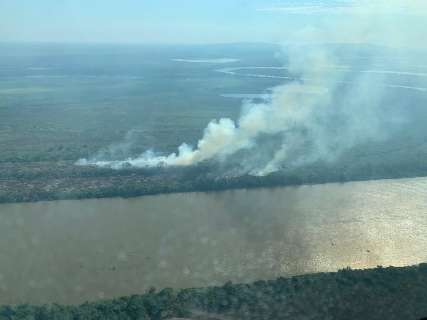 Queimadas cobrem 30 mil hectares no Pantanal e cercam Corumbá com fumaça