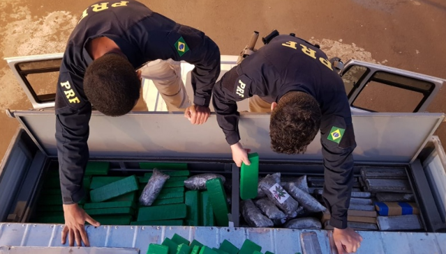 Caminhoneiro &eacute; preso com 1 tonelada de maconha ao fazer ultrapassem proibida 