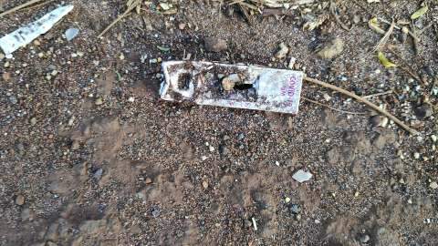 Seringas, hastes e testes de covid-19 s&atilde;o jogados na beira de estrada