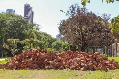 Construtora inicia reparo de R$ 1,2 milh&atilde;o no c&oacute;rrego em pra&ccedil;a na Afonso Pena
