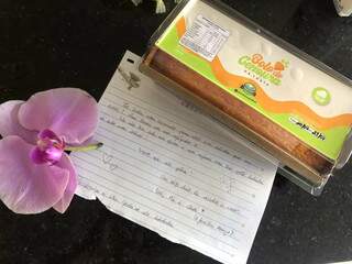 Teve recebido de bolo de cenoura com uma cartinha e flor. (Foto: Arquivo pessoal)