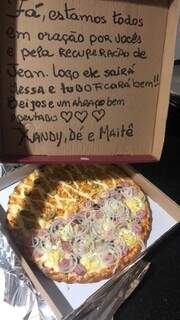 Teve pizza que chegou na caixa com recado especial para a família. (Foto: Arquivo pessoal)