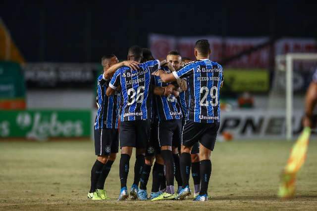 Jean Pyerre marca de falta e garante vit&oacute;ria do Gr&ecirc;mio sobre o Internacional