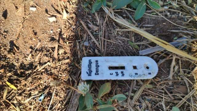 Pol&iacute;cia investiga despejo de testes de covid-19 na beira de estrada