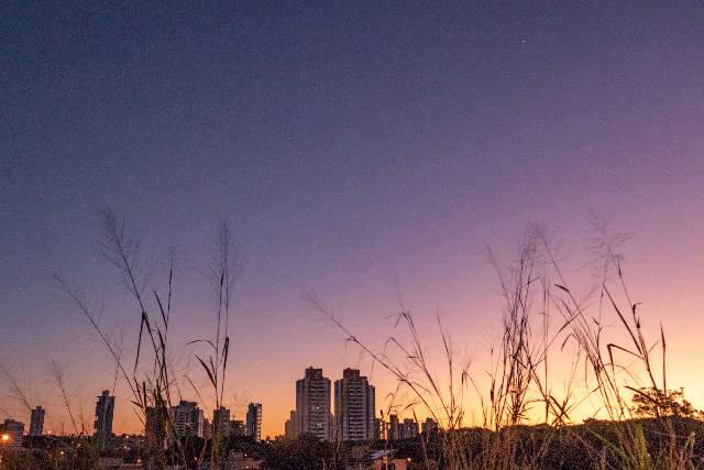 Quarta-feira ser&aacute; mais um dia de calor, com baixa umidade do ar e sem chuva