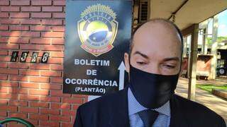 Pol&iacute;cia investiga despejo de testes de covid-19 na beira de estrada