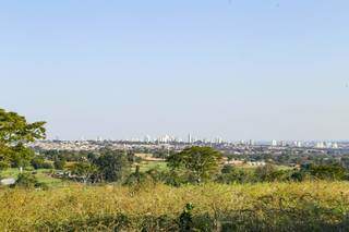 Vista da parte norte de Campo Grande a partir do mirante no Parque Matas do Segredo (Foto: Kisie Ainoã/Arquivo)