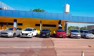 Doze pessoas são presas tentando transportar veículos roubados para Bolívia Doze pessoas são presas tentando transportar veículos roubados para Bolívia