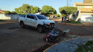 Moto caída na frente da Hilux após acidente no Jardim Flórida, em Dourados (Foto: Adilson Domingos)