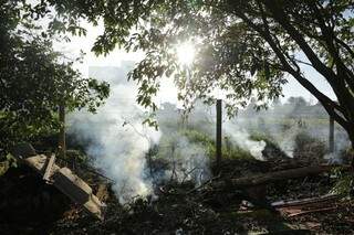 Focos de queimada em terreno na Capital; umidade do ar baixa pode contribuir com fogo (Foto: Kísie Ainoã/Arquivo)