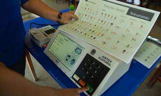 Teste de nomes dos candidatos nas urnas eletrônicas (Foto: Agência Brasil)