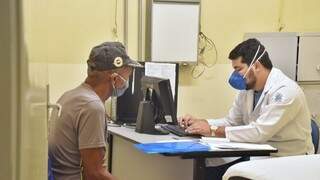 Médico atende paciente em posto de saúde da Capital (Foto: PMCG)