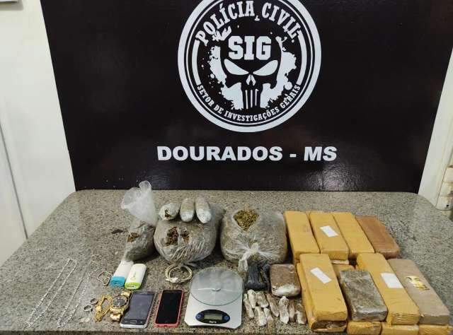 Chefe de &quot;boca de fumo&quot; &eacute; preso com tabletes de maconha e skank 