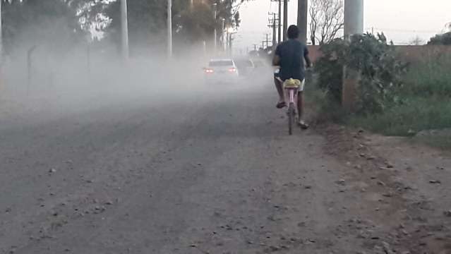 Nuvem de poeira ap&oacute;s cascalhamento incomoda moradores do Portal Caiob&aacute;