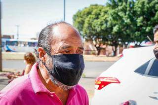 Reinaldo Molina, de 65 anos, não conseguiu sacar terceira parcela do benefício e afirma enfrentar dificuldades. (Foto: Henrique Kawaminami)