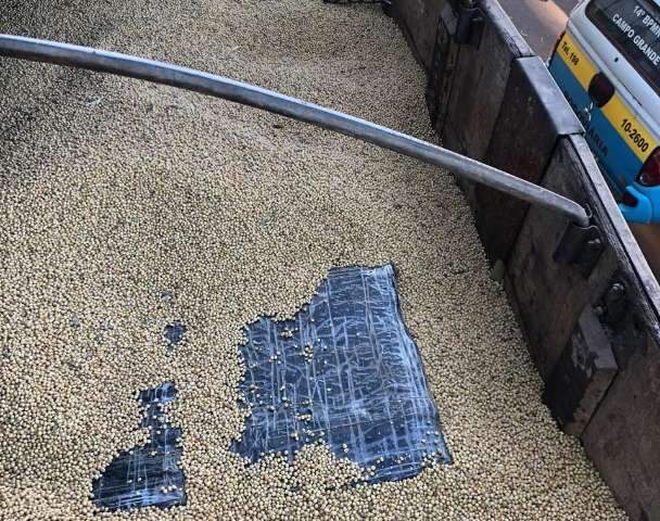 Pol&iacute;cia encontra outra carga de maconha em carreta com soja na fronteira