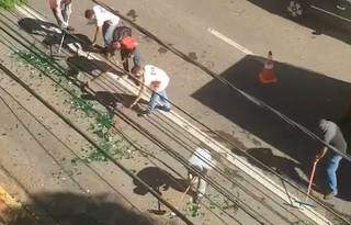 Vídeo mostra funcionários de lojas varrendo rua; em minutos, pista estava liberada (Foto: Reprodução)