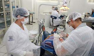 Dentistas da rede pública do município fazem atendimento em unidade básica (Foto: Divulgação/PMCG)