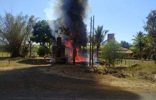 Incêndio que tou conta de caminhão boiadeiro em fazenda no interior de MS (Foto: Divulgação)