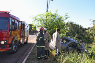 Carro atravessou pista e só parou depois de colidir contra uma árvore (Foto: Paulo Fracis)