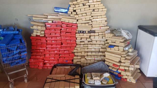Em patrulhamento a&eacute;reo, policiais encontram Corolla com 880 quilos de maconha