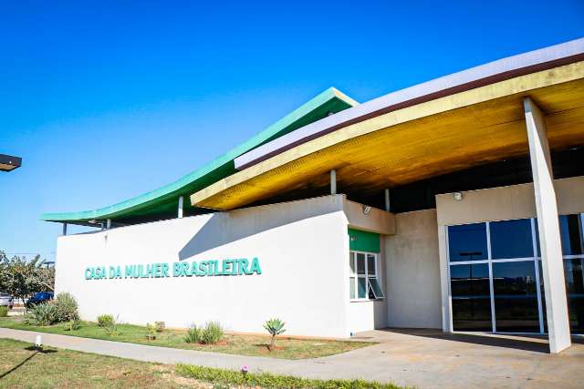 Menina pula muro e pede socorro &agrave; m&atilde;e agredida por padrasto