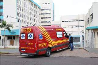 Sem macas, hospitais lotados voltam a reter ambulâncias na Capital Sem macas, hospitais lotados voltam a reter ambulâncias na Capital
