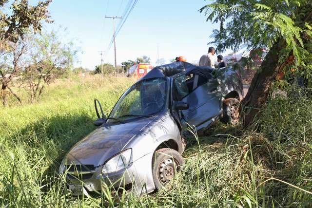 Motorista perde controle de direção, atravessa pista e vai parar em ribanceira 